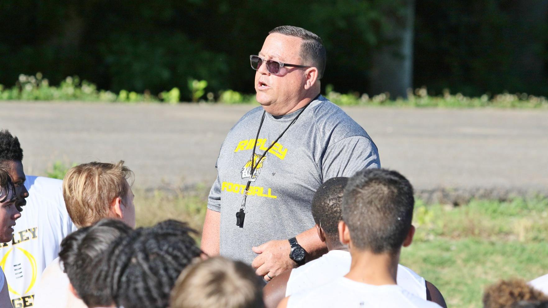 Longtime football coach Perry Liles to retire